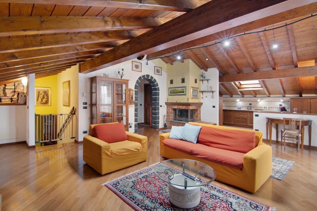 La Mansarda Di Eros E Tiziana Apartment Lanzo D'intelvi Luaran gambar