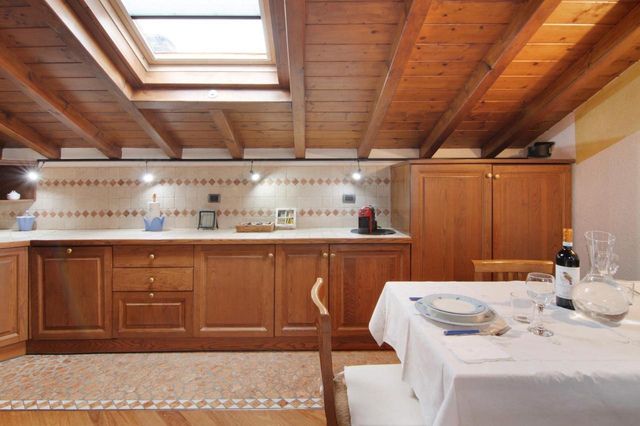 La Mansarda Di Eros E Tiziana Apartment Lanzo D'intelvi Luaran gambar