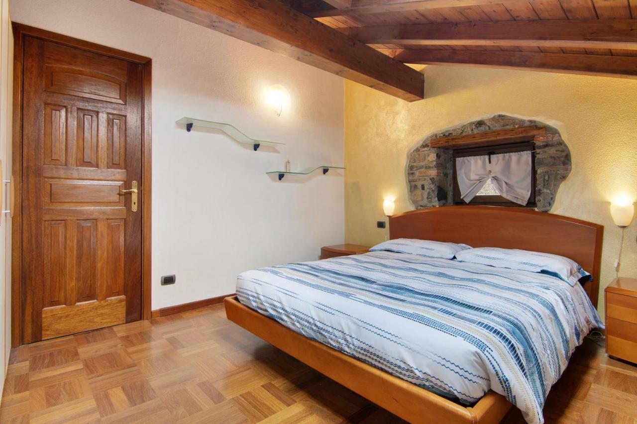 La Mansarda Di Eros E Tiziana Apartment Lanzo D'intelvi Luaran gambar