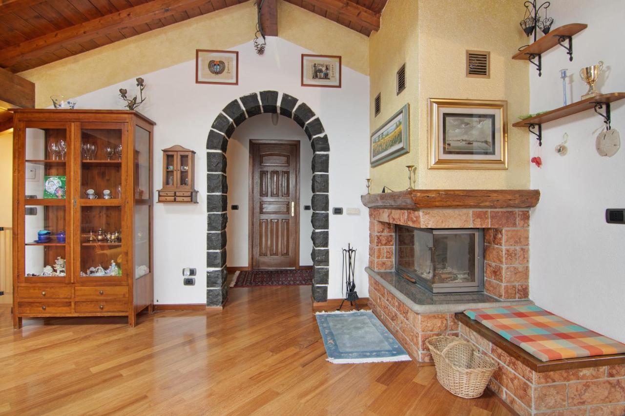 La Mansarda Di Eros E Tiziana Apartment Lanzo D'intelvi Luaran gambar