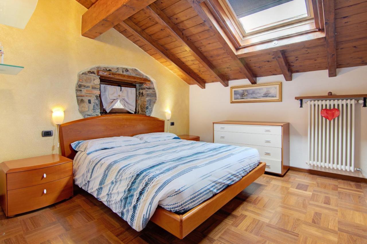 La Mansarda Di Eros E Tiziana Apartment Lanzo D'intelvi Luaran gambar