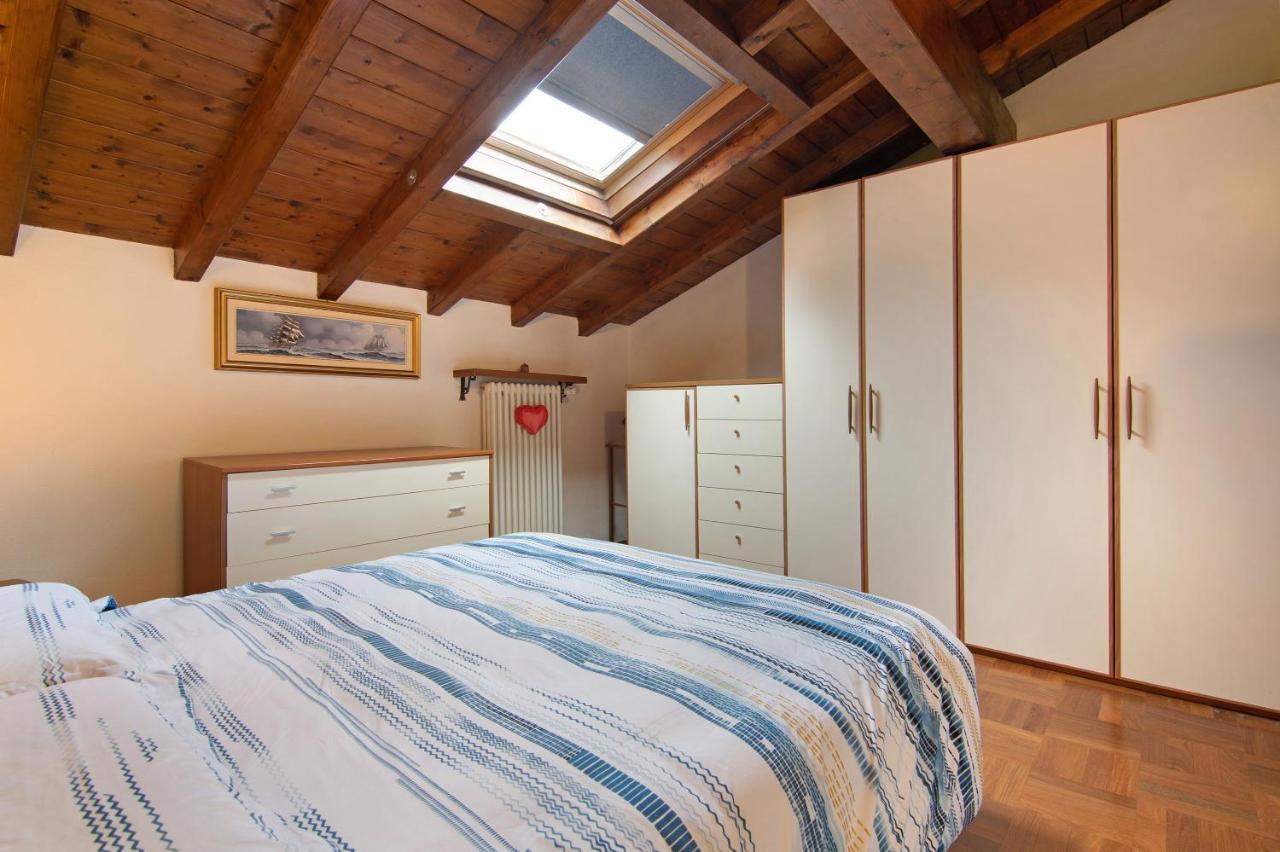 La Mansarda Di Eros E Tiziana Apartment Lanzo D'intelvi Luaran gambar